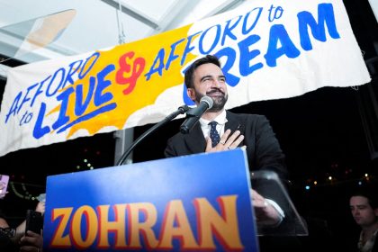 Mamdani New York seçimini kazandıktan sonra. Arkasında "Yaşamaya gücü yetmek, Hayal kurmaya gücü yetmek" yazıyor.