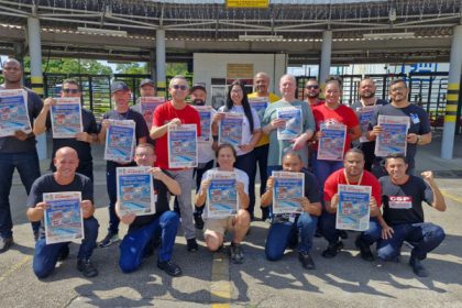 São José dos Campos'taki General Motors fabrikasında CSP-Conlutas üyesi işçiler