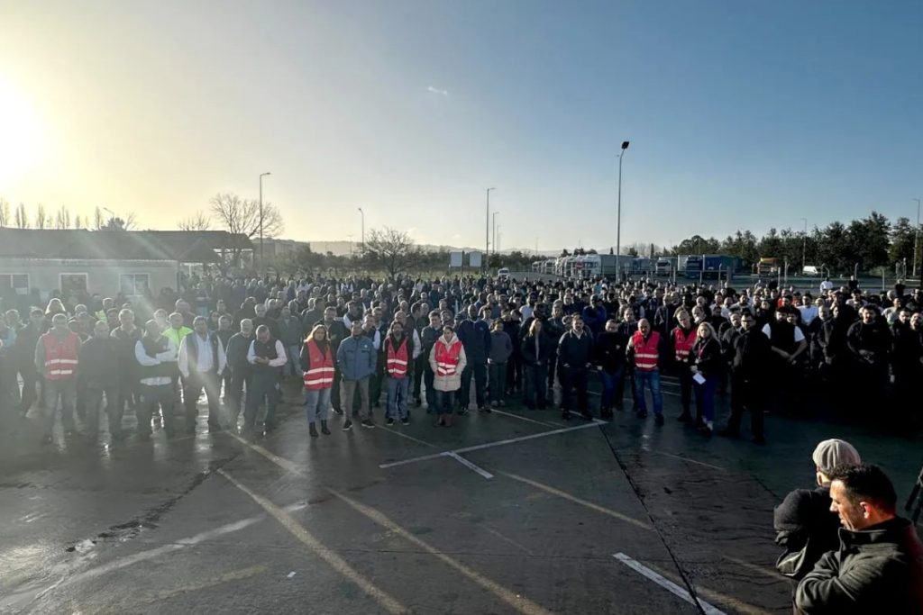 Portekiz'de genel greve çıkan işçiler