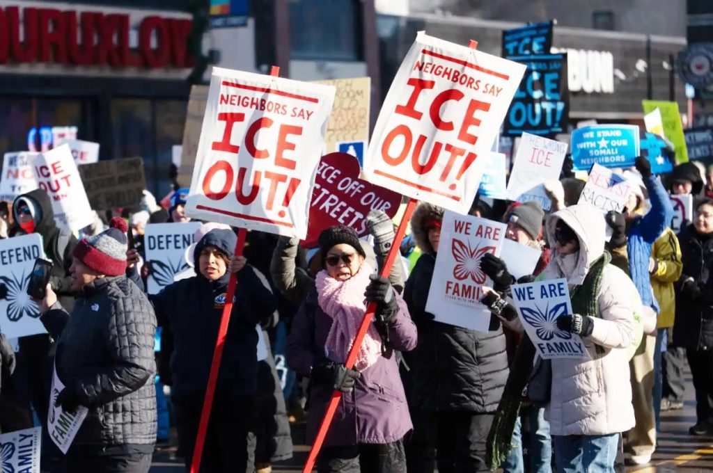 Minneapolis şehrinde ICE ve federal saldırılara karşı protestolar. Fotoğraf: Tim Evans / MPR News