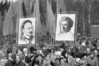 Rosa ve Karl, kitlelerin arasında, hala