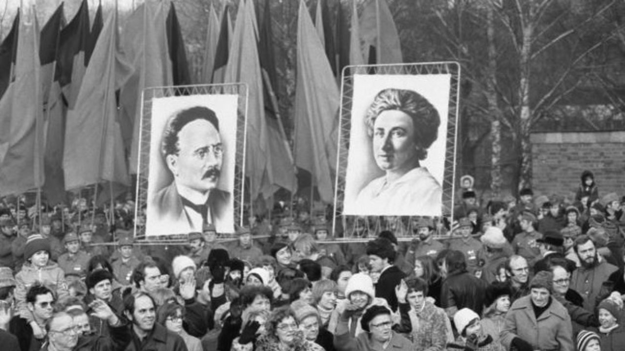 Rosa ve Karl, kitlelerin arasında, hala