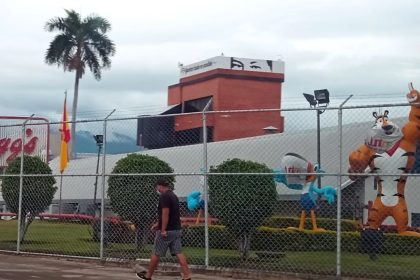 Fotoğraf: Chávez'in gözleri, 2012'den beri PSUV ve hükümetin her yerde bulunan bir sembolü olarak, bir mısır gevreği fabrikasından izliyor.