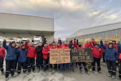 "Sefalet Zammı Kabul Etmiyoruz. Migros Depo Ayakta" ve "Üreten Biziz, Yöneten de Biz Olacağız"