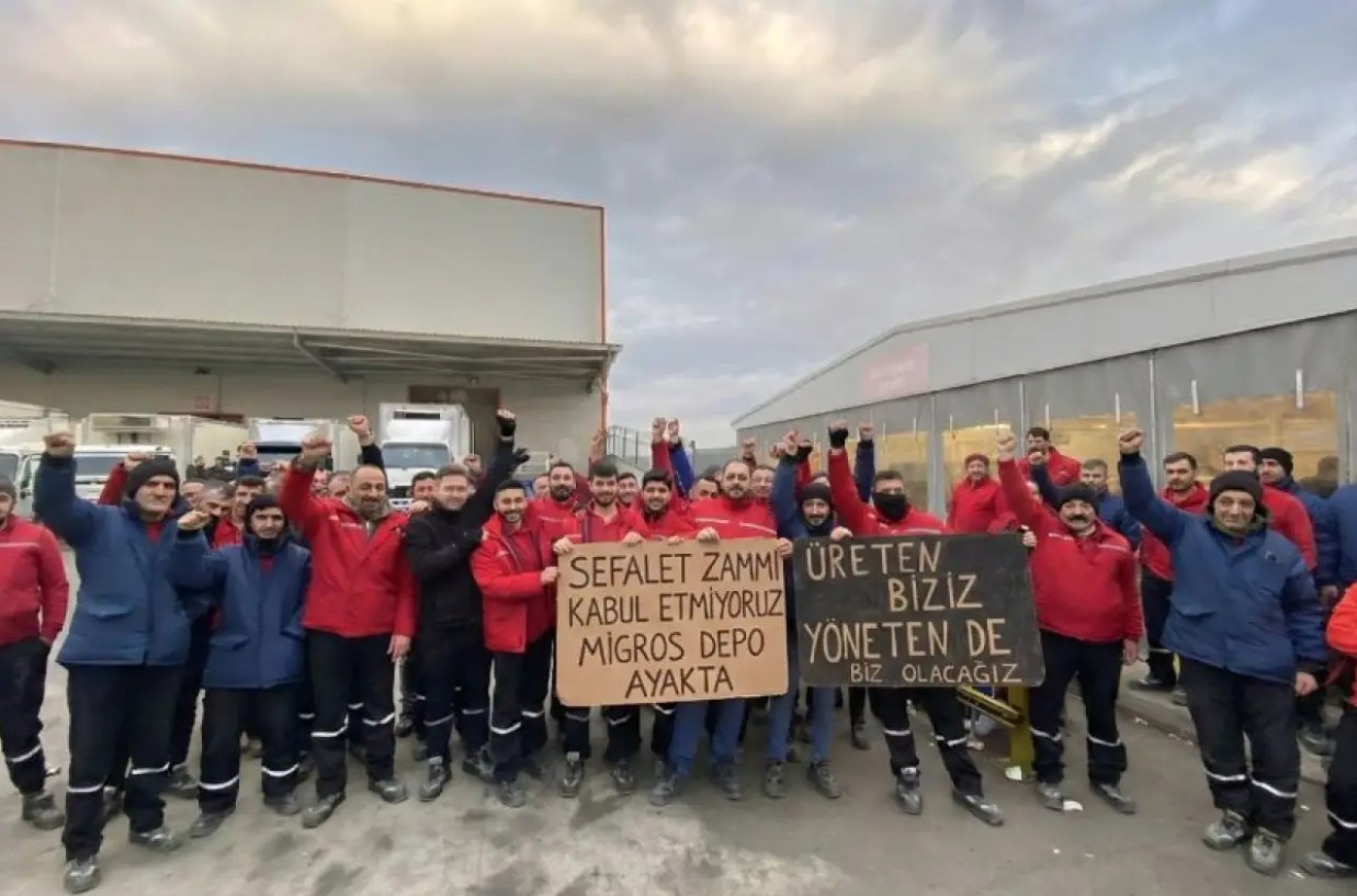 "Sefalet Zammı Kabul Etmiyoruz. Migros Depo Ayakta" ve "Üreten Biziz, Yöneten de Biz Olacağız"