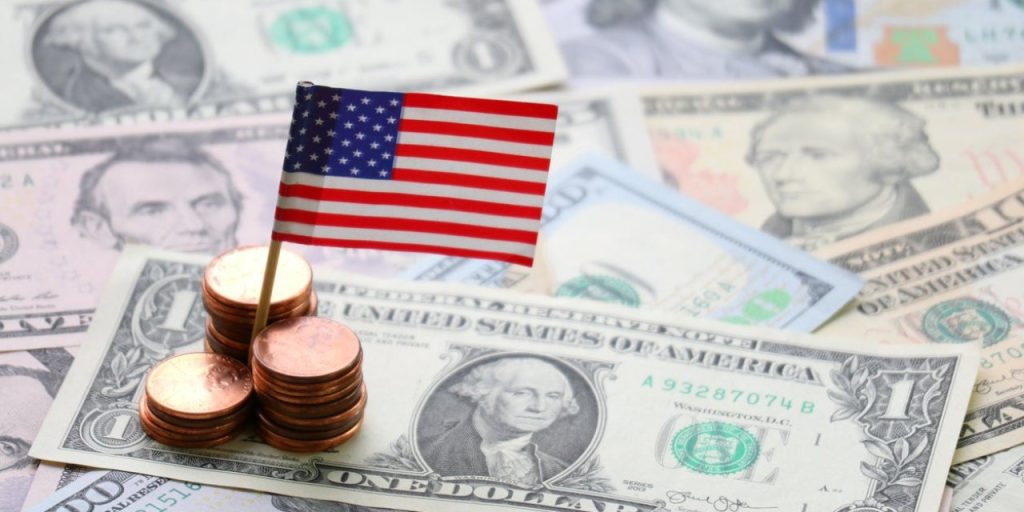 ABD bayrağı ve dolarlar, ABD ekonomi-politik iktidarının simgeleri.