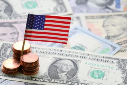 ABD bayrağı ve dolarlar, ABD ekonomi-politik iktidarının simgeleri.