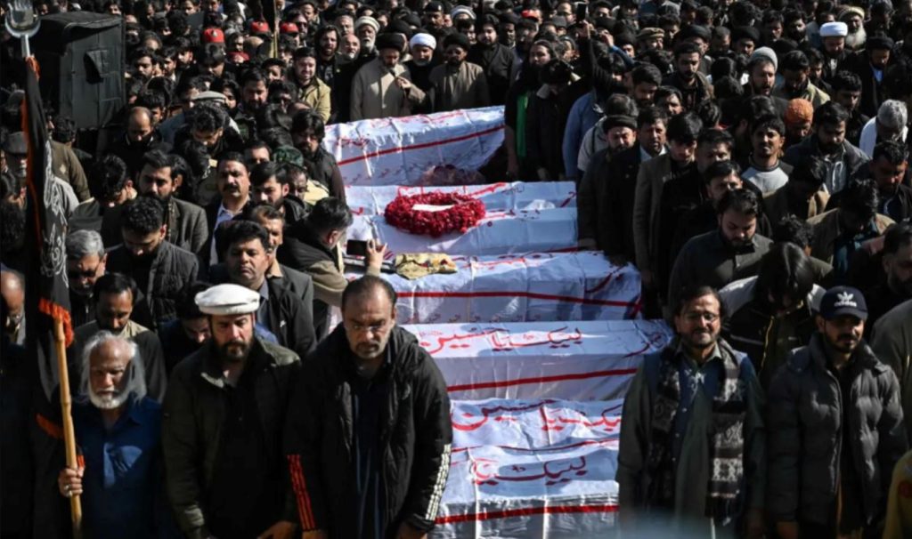 Pakistan'da intihar saldırıları sonrası cenaze töreni