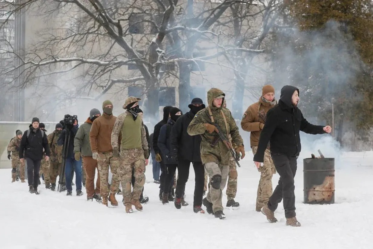 Ukrayna'lı askerler sevk halinde.