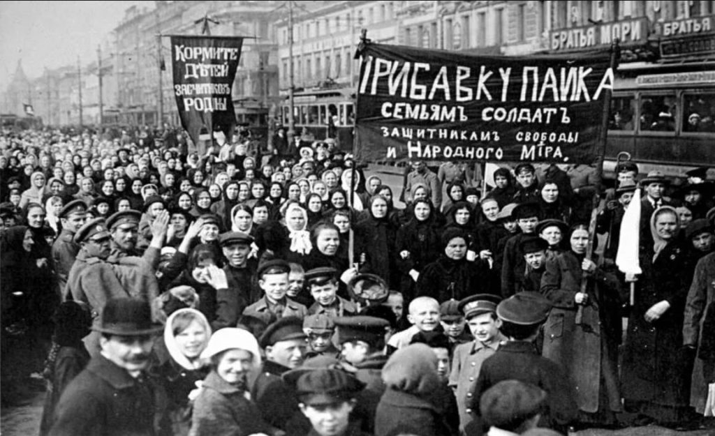 8 Mart 1917'de Petrograd'da (Saint Petersburg) kadınlar.