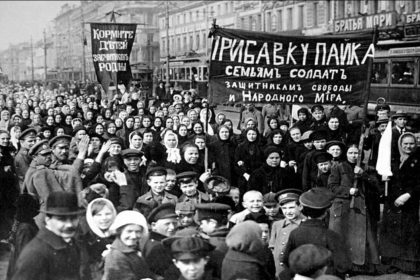 8 Mart 1917'de Petrograd'da (Saint Petersburg) kadınlar.