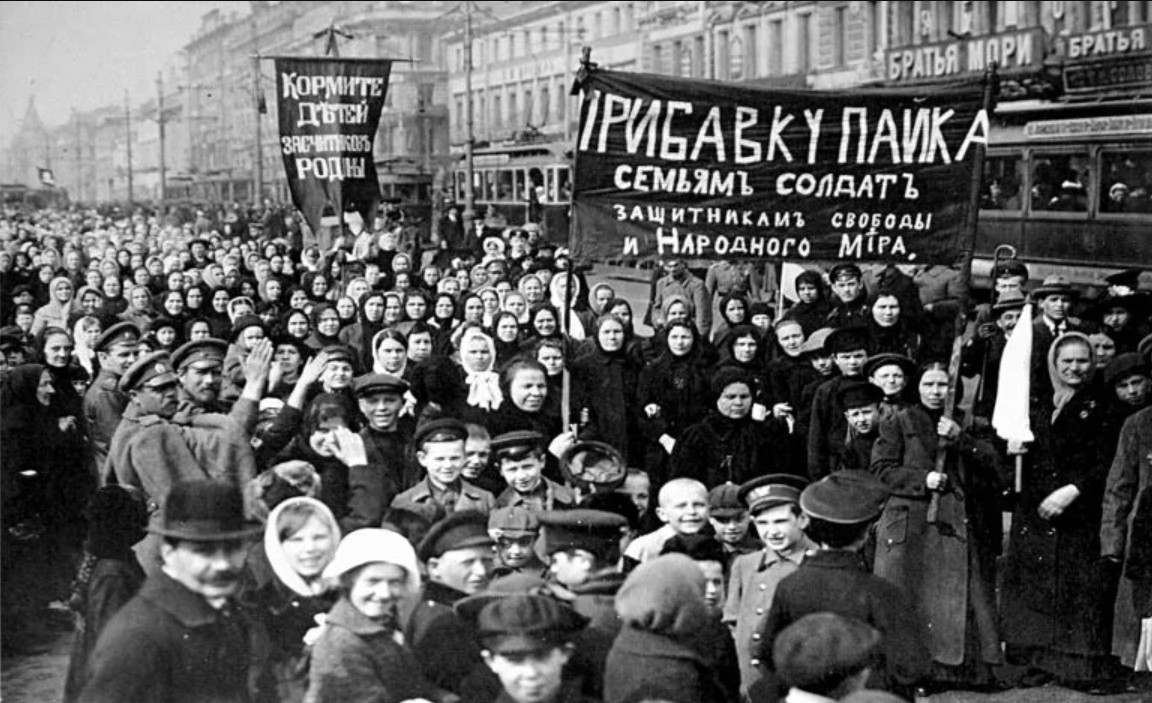 8 Mart 1917'de Petrograd'da (Saint Petersburg) kadınlar.
