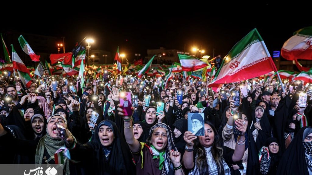 Tahran'da hükümete destek amacıyla düzenlenen gece mitingi. Fotoğraf: Fars Haber Ajansı