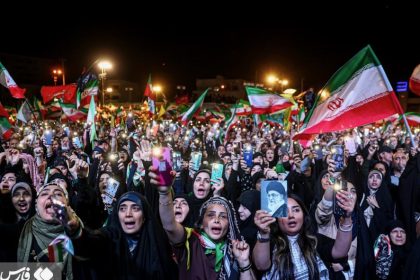 Tahran'da hükümete destek amacıyla düzenlenen gece mitingi. Fotoğraf: Fars Haber Ajansı