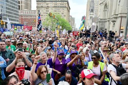 Göstericiler, 1 Mayıs 2026'da ABD / Philadelphia'da düzenlenen "İşçiler Milyarderlere Karşı Ayaklanıyor" mitinginde bir araya geldi.